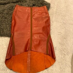 Polli Says beautiful leather fish tail skit, says size 4 but it runs small.